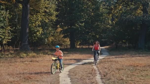 Mãe Filho Andam Bicicleta Parque Uma Família Feliz Passa Ativamente — Vídeo de Stock