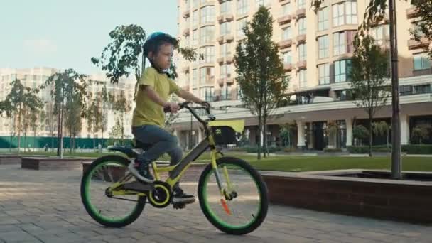 Ребенок Безопасным Сердцем Удовольствием Катается Велосипеде Высококачественные Кадры — стоковое видео