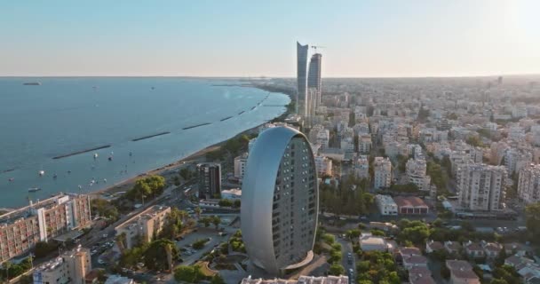 Luchtfoto Van Het Stadsgezicht Van Limassol Cyprus Het Oval Gebouw — Stockvideo