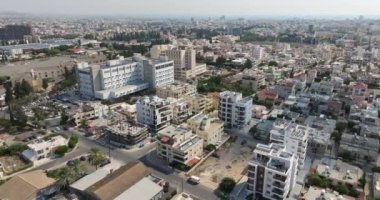 Kıbrıs Rum Kesimi 'nin Larnaka kentsel manzarası. Şehrin mimarisi, merkezde evler ve bloklar, yollar ve caddeler. Yüksek kalite 4k görüntü