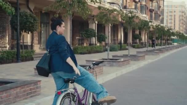 拥抱生态友好型生活 女商人骑着自行车来到位于市中心的办公室 高质量的4K镜头 — 图库视频影像
