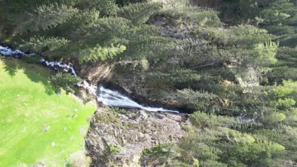 Vista Aérea Uma Cachoeira Nos Alpes Paisagem Rio Montanha Que — Vídeo de Stock