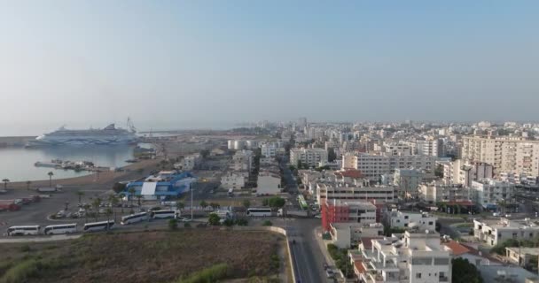 Mediterranean Charm Luchtfoto Van Larnaca Stadsgezicht Aan Zee Cyprus Hoge — Stockvideo
