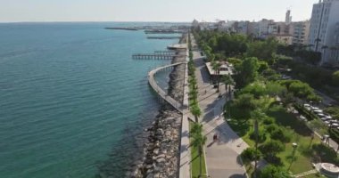 Kıbrıs Rum Kesimi 'nin Limasol setinin havadan görünüşü. Ara sokakları olan deniz seti ve adanın turistik kasabasında bir park. Yüksek kalite 4k görüntü