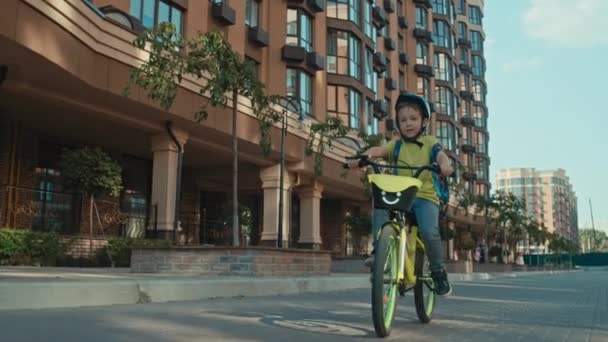 Мальчик Шлеме Катается Велосипеде Городскому Пейзажу Активный Отдых Счастливое Детство — стоковое видео