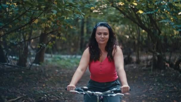 Женщина Ездит Велосипеде Посреди Прекрасного Леса Чувствует Тепло Лучей Проникающих — стоковое видео