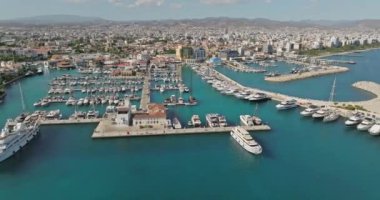 Kıbrıs Rum Kesimi 'nin Limasol kentinin hava manzarası. Akdeniz 'deki bir adada yat ve tekneler için Marina park ediyor. Yüksek kalite 4k görüntü
