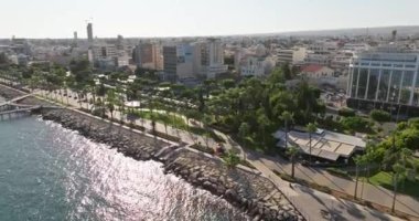 Limassols Downtown Grandeur: Gökyüzü manzaralı yüksek gökdelenler, hareketli caddeler ve büyüleyici sahil geçidi. Yüksek kalite 4k görüntü