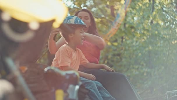 珍惜的时刻 快乐的家庭在迷人的森林里骑自行车冒险的过程中在一棵树下休息 高质量的4K镜头 — 图库视频影像