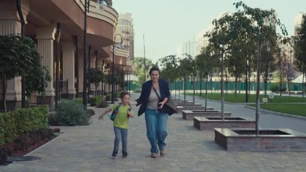 Ένας Μαθητής Σακίδιο Τρέχει Στο Σχολείο Μητέρα Του Στο Δρόμο — Αρχείο Βίντεο