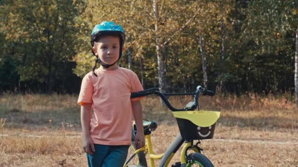 Ritratto Ragazzo Con Casco Bicicletta Passeggio Bambino Riposa Attivamente Mentre — Video Stock