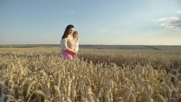 幸せを捉える 家族農場における小麦畑のロシアの魅力の中で 母と娘が思い出を作る 高品質の4K映像 — ストック動画