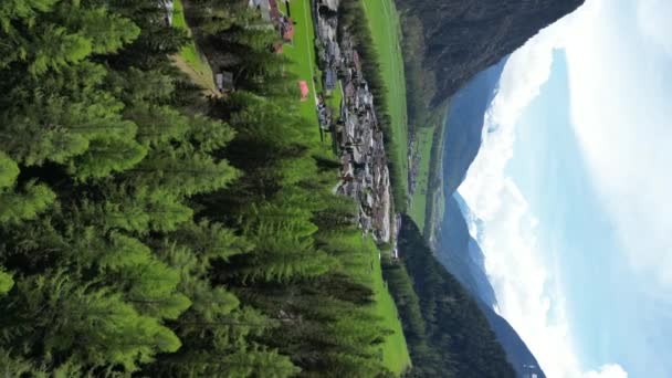 Hava Görüntüsü Tyrol Avusturya Dağların Dağ Geçitlerindeki Köylerin Güzel Doğa — Stok video