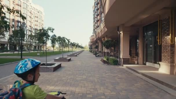 Madre Figlio Andare Bicicletta Scuola Lavorare Paesaggio Urbano Rituale Mattutino — Video Stock