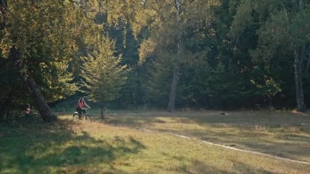 这家人积极地在公园里骑自行车 母亲和儿子一起骑在大自然的小径上 高质量的4K镜头 — 图库视频影像