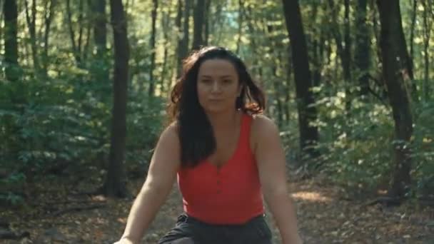 자연의 중심부 스포티 여자는 공원에서 자전거를 보낸다 고품질 — 비디오