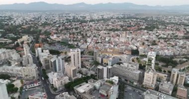 Kentsel Marvel 'da Reveling in the Urban Marvel: Aerial Vista of Lefkoşe, Cypruss Pulsating Capital ve Çağdaş Skyline. Yüksek kalite 4k görüntü