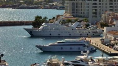 Kıbrıs Rum Kesimi, Limasol Marina 'nın havadan görünüşü. Adanın limanında turistler için eğlence tekneleri ve yatlar demirlemiştir. Yüksek kalite 4k görüntü