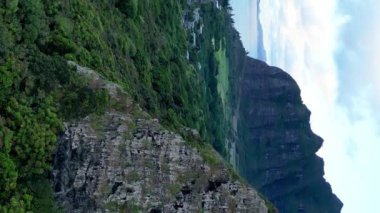 Hawaii Sahil Harikaları 'nın, Görkemli Dağ Tepeleri' nin ve Berrak Tropikal Ormanlar 'ın Havadan Bakışları' nın tadını çıkar. Yüksek kalite 4k görüntü