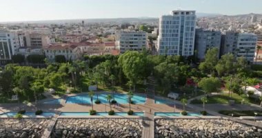 Kıbrıs Rum Kesimi 'nin Limasol kentinin hava manzarası. Şehir merkezinde yolları ve evleri olan şehir manzarası. Yüksek kalite 4k görüntü