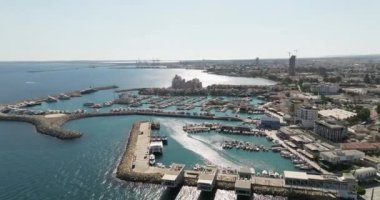 Kıbrıs Rum Kesimi, Limasol Marina 'nın havadan görünüşü. Akdeniz kıyısında lüks yatları olan bir şehir manzarası olan lüks bir liman. Yüksek kalite 4k görüntü