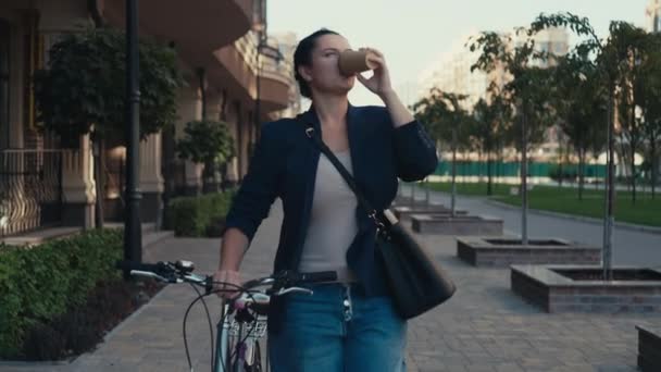 Gitmeden Önce Bisiklet Sürerken Sabah Kahvesini Içen Beyaz Bir Kadın — Stok video