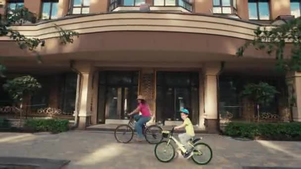 Une Joyeuse Expédition Urbaine Mère Fils Associent Pour Faire Vélo — Video