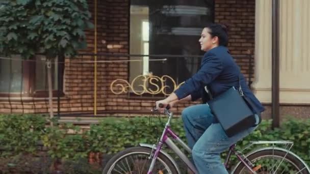 Eine Geschäftsfrau Fährt Mit Dem Fahrrad Zum Büro Des Business — Stockvideo