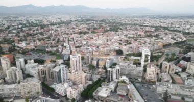 Lefkoşe 'ye Kuşbakışı Bakış: Cypruss Sermayesi Görkemli Şehir ve Modern Mimari Harikalarını Gösteriyor. Yüksek kalite 4k görüntü