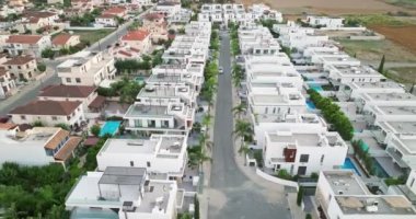 Kıbrıs Rum Kesimi 'nin hava manzarası. Deniz kenarında yüzme havuzları olan lüks daireler ve villalar. Yüksek kalite 4k görüntü