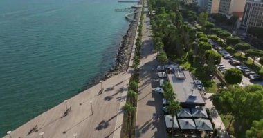 Kıbrıs 'ın Limasol üzerinde: Serene Akdeniz Vahası' nı gösteren Hava Vistaları. Yüksek kalite 4k görüntü