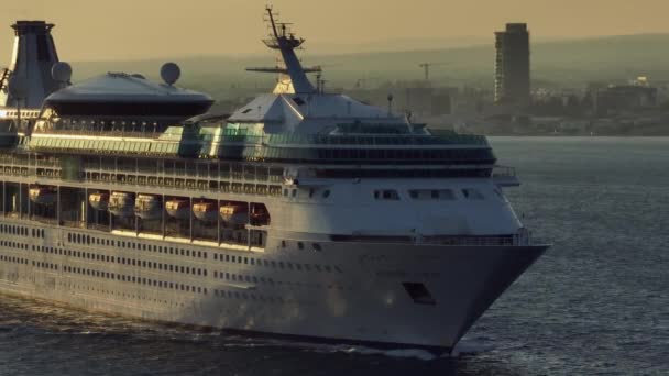 Luchtfoto Van Een Cruiseschip Bij Zonsondergang Middellandse Zee Een Reis — Stockvideo