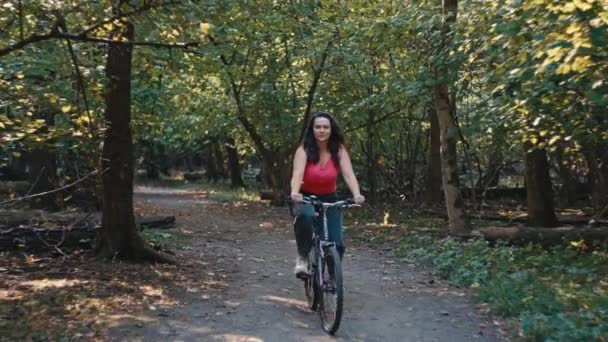모험의 적합하고 활기찬 여자는 자연의 아름다움 중간에 영혼의 자전거 타기에 — 비디오