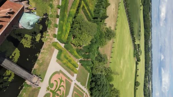 丹麦哥本哈根附近城堡的空中景观 美丽的乡村风景中的中世纪建筑 高质量的4K镜头 — 图库视频影像