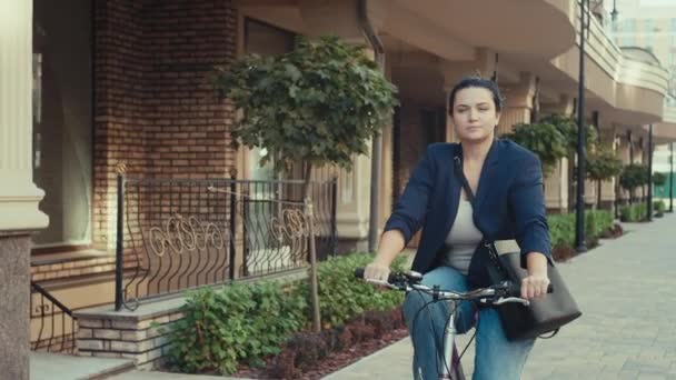 Eine Geschäftsfrau Fährt Mit Dem Fahrrad Einer Urbanen Landschaft Zur — Stockvideo