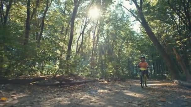 Menino Capacete Bicicleta Monta Uma Bicicleta Caminho Parque Recreação Ativa — Vídeo de Stock