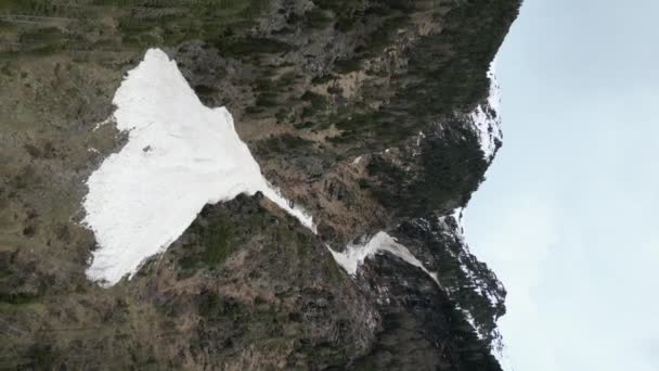 Αεροφωτογραφία Χιονοστιβάδας Στα Βουνά Κατακόρυφο Βίντεο Φυσικές Επικίνδυνες Διαδικασίες Αναρρίχησης — Αρχείο Βίντεο