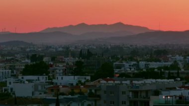 Kıbrıs Rum Kesimi 'nin hava manzaralı gün batımı şehir manzarası. Yüksek kalite 4k görüntü