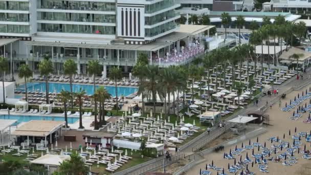Letecký Pohled Hotely Pobřeží Kypru Krásné Bazény Palmami Pláži Moře — Stock video