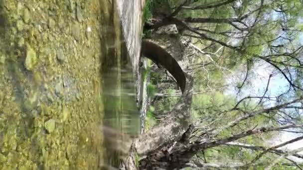 Vista Aérea Río Montaña Con Viejo Puente Chipre Hermosa Naturaleza — Vídeo de stock