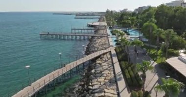Kıbrıs Rum Kesimi 'nin Limasol setinin havadan görünüşü. Parkın modern mimarisi ve deniz kıyısında yürüyüş için ara sokaklar. Yüksek kalite 4k görüntü