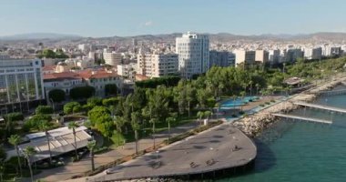 Kıbrıs 'ın Limasol kentinin nefes kesici Genel Bakışı: Gelişmekte Olan Şehir Ormanı, Kule Devleri ve Sakinleşen Okyanus Kıyısı Mutluluğu. Yüksek kalite 4k görüntü