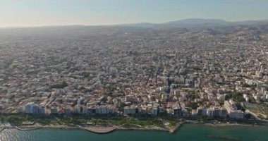 Kıbrıs Rum Kesimi 'nin Limasol kentinin hava manzarası. Deniz kenarındaki şehrin kuş bakışı görüntüsü. Yüksek kalite 4k görüntü