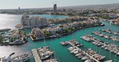 Aerial Delight: Lüks Yatlar ve Tekneler Grace Limasol Marina, Kıbrıs. Yüksek kalite 4k görüntü