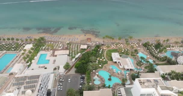 Letecký Pohled Nábřeží Hotely Kypru Bazény Pláž Lehátka Moře Odpočinek — Stock video