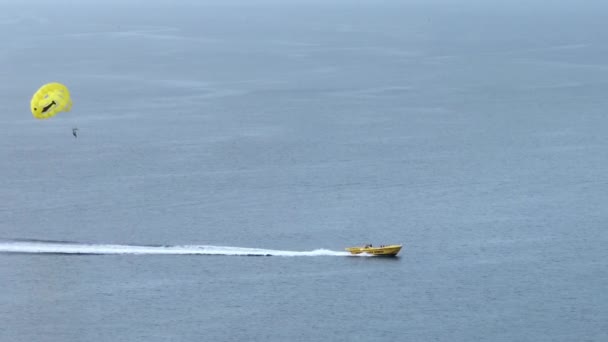 Aktive Nachbildung Des Fliegens Einem Fallschirm Der Einem Boot Befestigt — Stockvideo