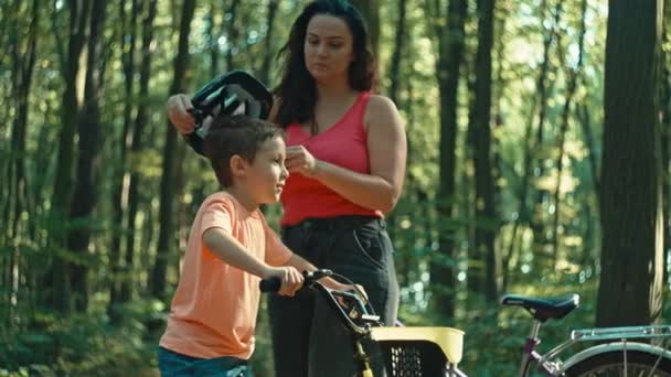 Mamãe Coloca Capacete Bicicleta Passeio Floresta Uma Família Anda Bicicleta — Vídeo de Stock