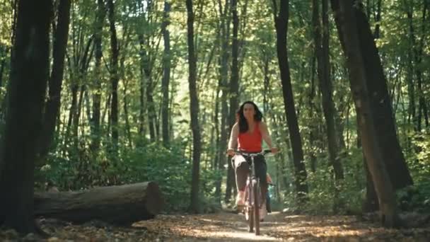 快乐的家庭日 与妈妈 爸爸和孩子们一起骑自行车探索大自然 高质量的4K镜头 — 图库视频影像