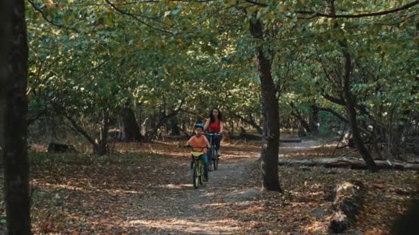 Anya Fia Bicikliznek Erdőben Egy Boldog Család Aktív Életmóddal Időt — Stock videók