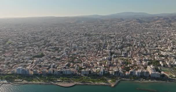从空中俯瞰塞浦路斯利马索尔的城市景观 鸟瞰着海边的城市 高质量的4K镜头 — 图库视频影像